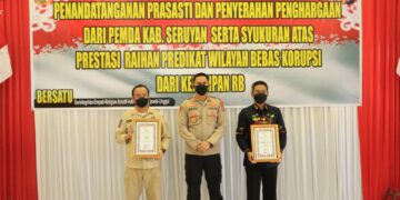 Kapolres Seruyan Berikan Penghargaan Kepada Bupati Seruyan