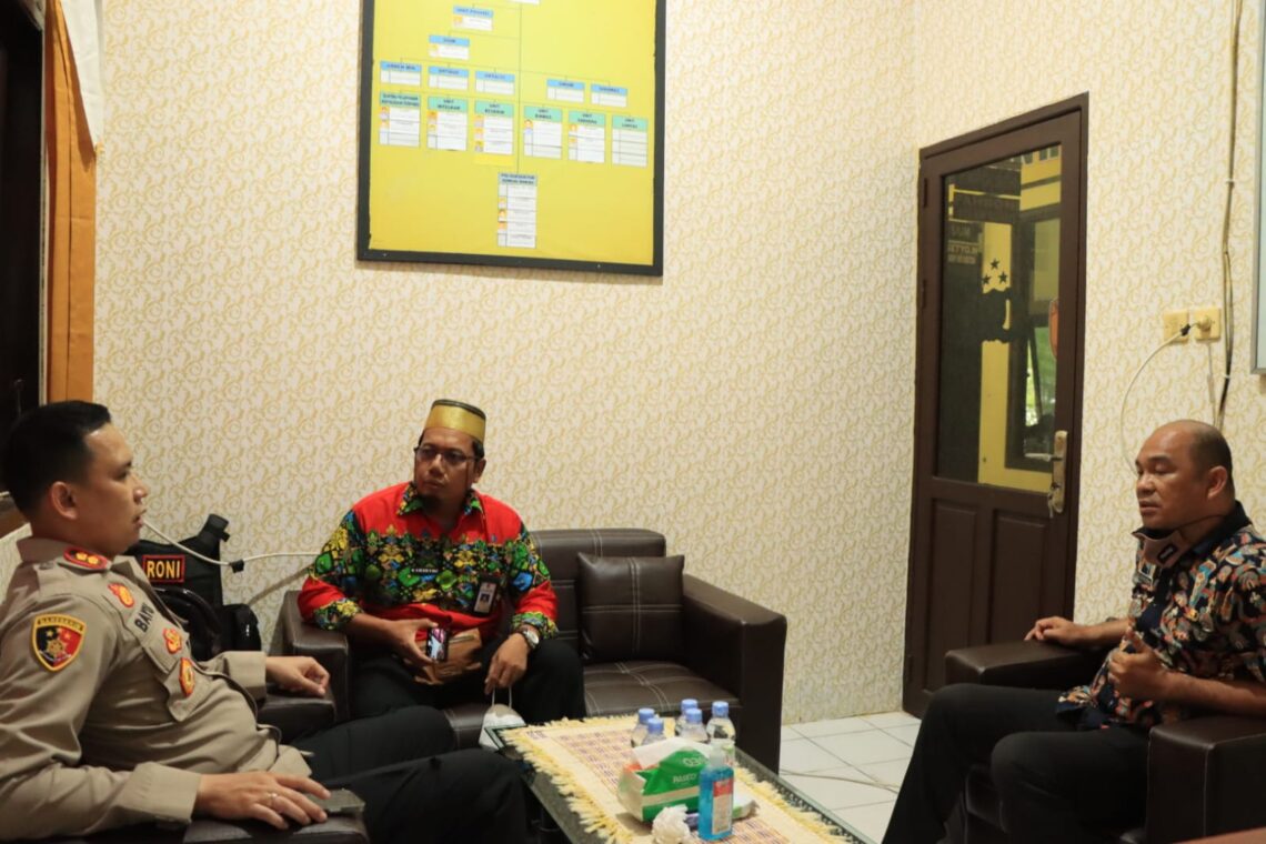 Kapolres Seruyan berdiskusi dengan pihak terkait untuk meningkatkan vaksinasi di Kabu[aten Seruyan, Kamis (23/12/2021). Foto : Tbn