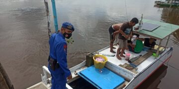 Personel Satpolairud Polres Seruyan Pantau Aktivitas Bongkar Muat di Dermaga 