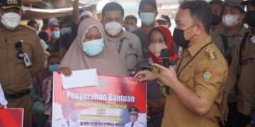 Gubernur Kalteng Serahkan Bantuan Korban Kebakaran di Desa Pundu Kotim