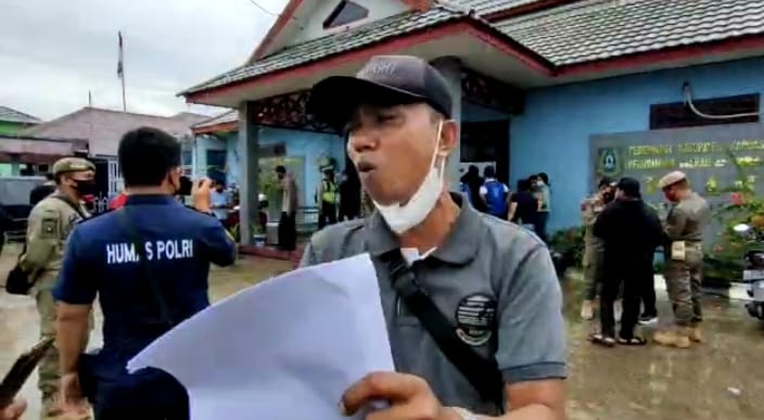 Heri Kuswari sudah 20 tahun bekerja sebagai Karyawan PDAM Kapuas, menyampaikan kekecewaanya atas keputusan diumumkan Pjs Dirut PDAM Kapuas memecat dirinya, Jumat (21/1/2022). Foto : Lg