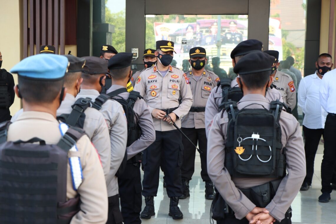 Kapolres Seruyan AKBP Bayu Wicaksono S.H., S.I.K., M.Si memimpin apel pemberangkatan pengamanan ke PT. PT Cipta Kumai Sejahtera (CKS). Acara pemberangkatan dilaksanakan di halaman Mapolres Seruyan Jalan Ahmad Yani Kuala Pembuang Kabupaten Seruyan, Senin (24/01/2022). Foto : Tbn