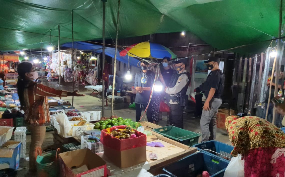 Polsek Hanau beserta Satgas Covid-19 melaksanakan Operasi Yustisi dalam rangka mencegah Pandemi Virus Covid-19, Sabtu (23/1/2021) malam. Foto : Tbn