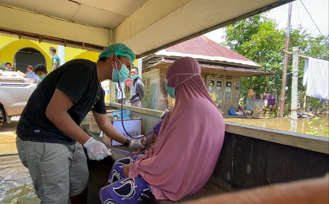 Relawan Persepun Palangka Raya berbagi Sembako dan pelayanan kesehatan di Martapura, Kalimantan Selatan, Senin (25/1/2021). Foto : Ist