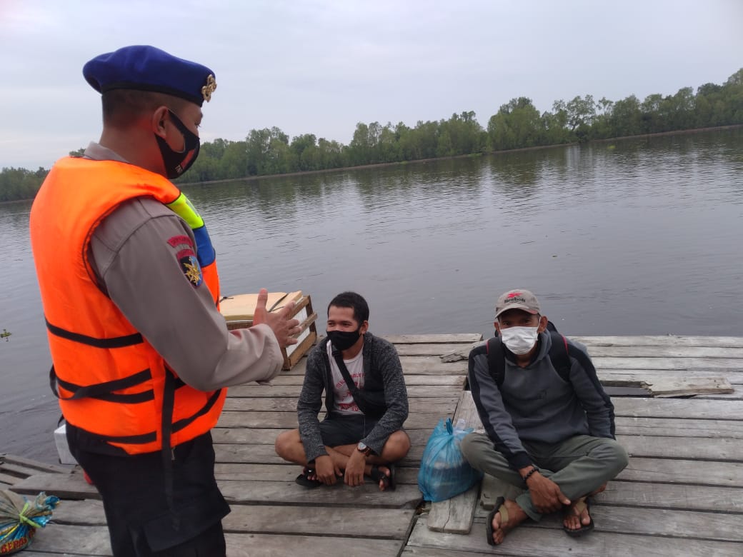 Satpolairud Polres Seruyan, memberikan imbauan kepada masyarakat pesisir terkait protokol Kesehatan di sekitar pesisir DAS Seruyan Kuala pembuang Kecamatan Seruyan Hilir Kabupaten Seruyan, Senin (25/01/2021). Foto : Tbn