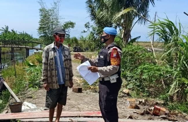 Personel Polsek Seruyan Hilir, Polres Seruyan Jajaran Polda Kalteng melaksanakan sosialisasi Maklumat Kapolda Kalteng tentang sanksi pidana membuka lahan dengan cara membakar kepada masyarakat Kec. Seruyan Hilir Kab. Seruyan, Minggu (24/01/2021). Foto : Tbn