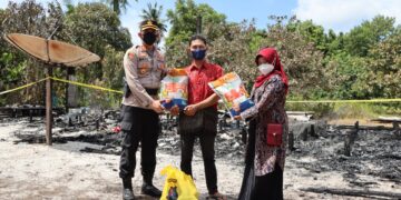 Kapolres Seruyan Bagikan Tali Asih Kepada Korban Kebakaran