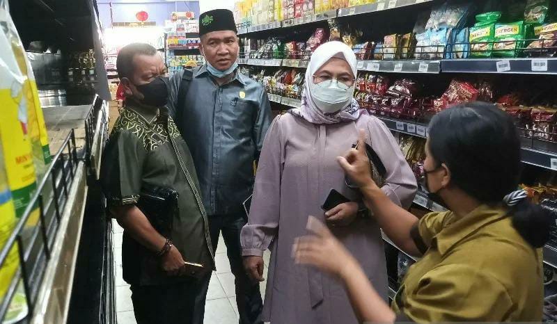 Inspeksi mendadak Komisi II DPRD Kabupaten Kotawaringin Timur di Sampit, mendapati harga minyak goreng masih tinggi, sementara di ritel modern harga dijual standar namun stok kosong, khususnya kemasan satu liter. 
Senin (24/1/2020). 
Foto : Ist