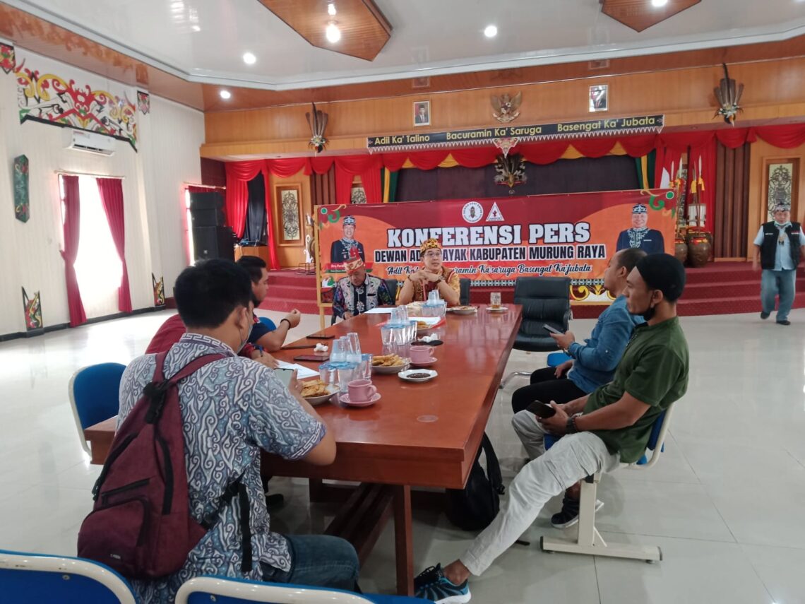 DAD Kabupaten Murung Raya melakukan konferensi pers terkait penyelesaian masalah antara PT.Borneo Prima dan Warga Desa Tumbang Olong I di Puruk Cahu, Kamis (24/2/2022). Foto : Kpl