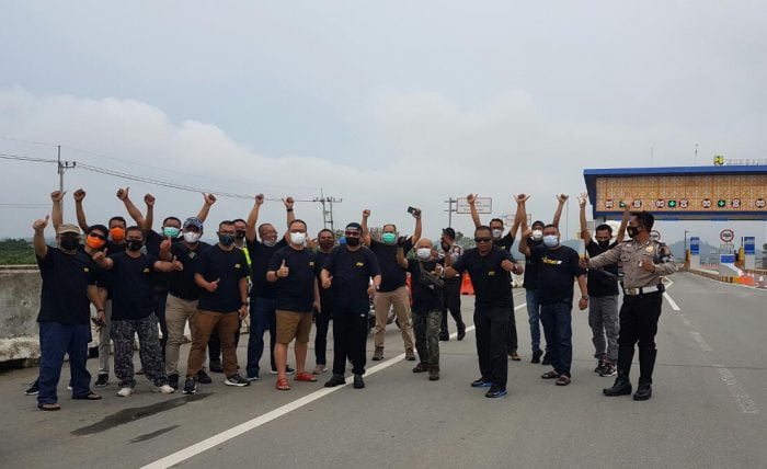 Rombongan Kalteng22 foto bersama di depan Gerbang Tol Samarinda-Balikpapan