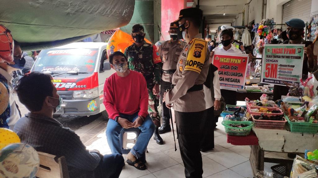 Kapolres Seruyan AKBP Bayu Wicaksono, S.H., S.I.K., M.Si mengecek posko Pemberlakuan Pembatasan Kegiatan Masyarakat (PPKM) berbasis pasar SAIK K. Pembuang, Kec. Serhil Kab. Seruyan, Rabu (23/02/2021). Foto : Tbn