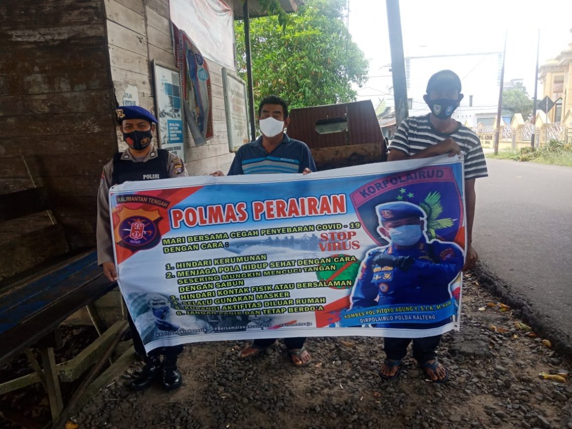 Satpolairud Polres Seruyan dengan menggunakan spanduk, memberikan imbauan kepada masyarakat pesisir terkait protokol Kesehatan di sekitar pesisir DAS Seruyan Kuala pembuang Kecamatan Seruyan Hilir Kabupaten Seruyan Provinsi Kalteng, Rabu (24/02/2021). Foto : Tbn