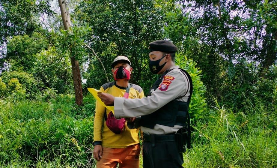 Anggota Polsek Seruyan Hilir melaksanakan patroli dialogis sekaligus melakukan Sosialisasi pencegahan pembakaran Hutan dan Lahan, Rabu (24/02/2021). Foto : Tbn