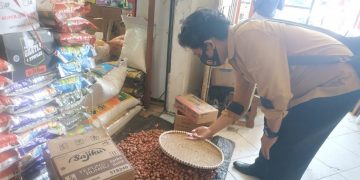 Satreskrim Polres Seruyan Cek Stok Bahan Pangan di Pasar Saik Kuala Pembuang