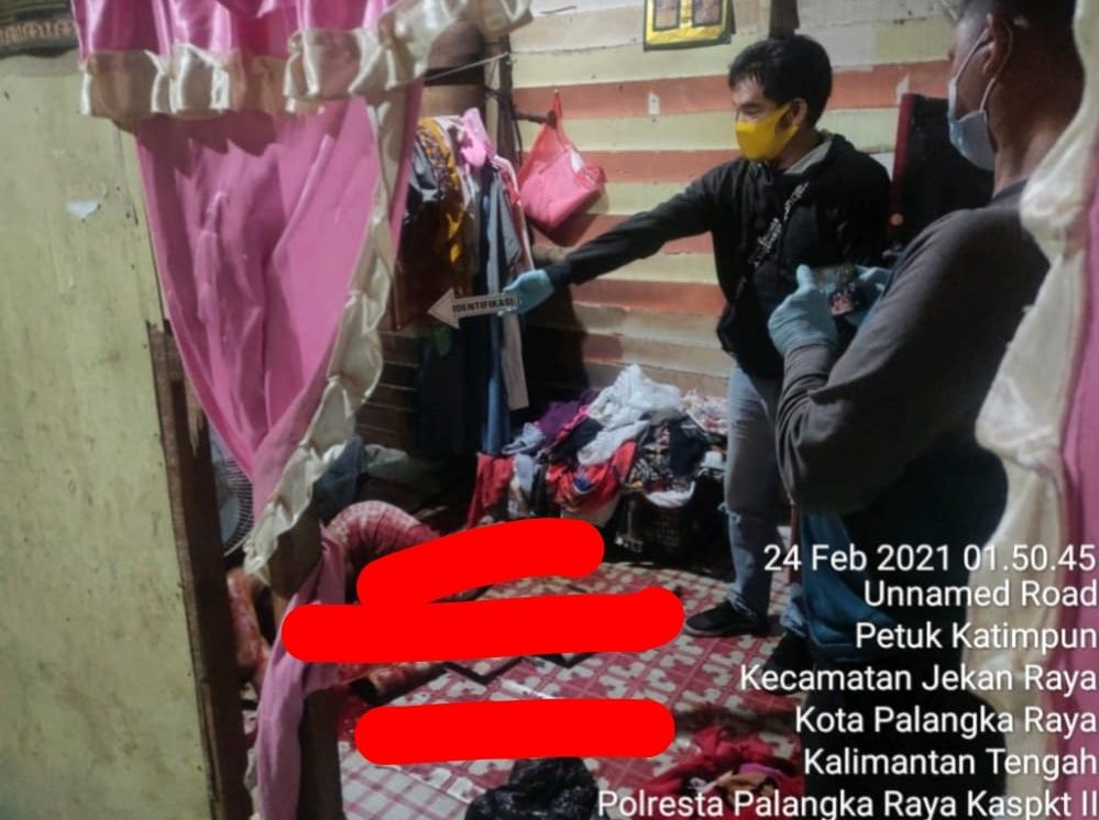 Ririn Amelia 30) ditemukan tewas tergeletak bersimbah darah usai dihabisi suaminya sendiri di Kelurahan Petuk Katimpun, Rabu 24/2/2021) dinihari. Foto : Ist