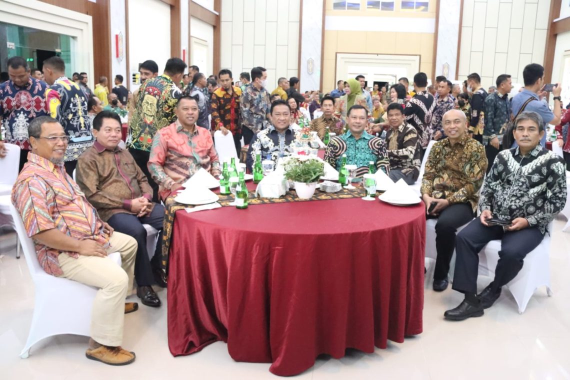 Wagub Kalteng H. Edy Pratowo serahkan plakat kepada Waaster KASAD Brigjen TNI Yudianto Putrajaya