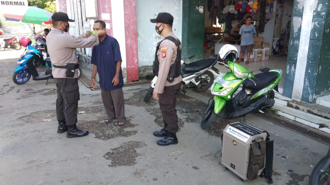 Satuan Pembinaan Masyarakat Polres Seruyan, Kanit Binpolmas bersama dengan anggota melaksanakan SerPa GaMas (Seruyan Sapa Warga Masyarakat) dan menyampaikan himbauan Kamtibmas serta Protokol Kesetahan kepada Pedagang di Pasar Saik Jl. Ais Nasution Kelurahan Kuala Pembuang, Rabu (24/3/2021). Foto : Tbn