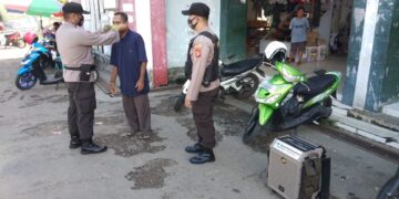 Sat Binmas Berikan Himbauan Kamtibmas, Bagikan Masker Serta Prokes di Pasar Saik