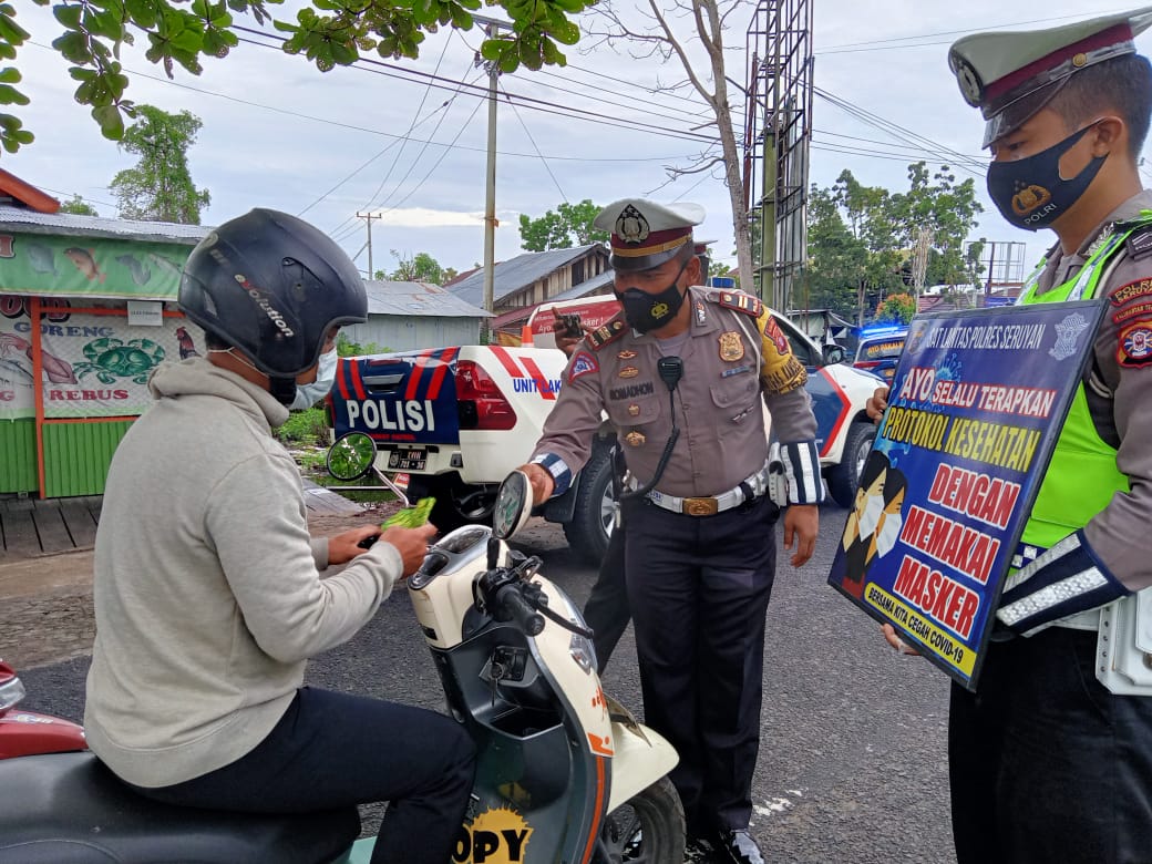 Sat Lantas Polres Seruyan jajaran Polda Kalteng, melaksanakan Pendisiplinan dan Sosialisasi Pencegahan Penyebaran Covid-19 dalam kota Kuala Pembuang, Kabupaten Seruyan, Provinsi Kalteng, Rabu (24/03/2021). Foto : Tbn