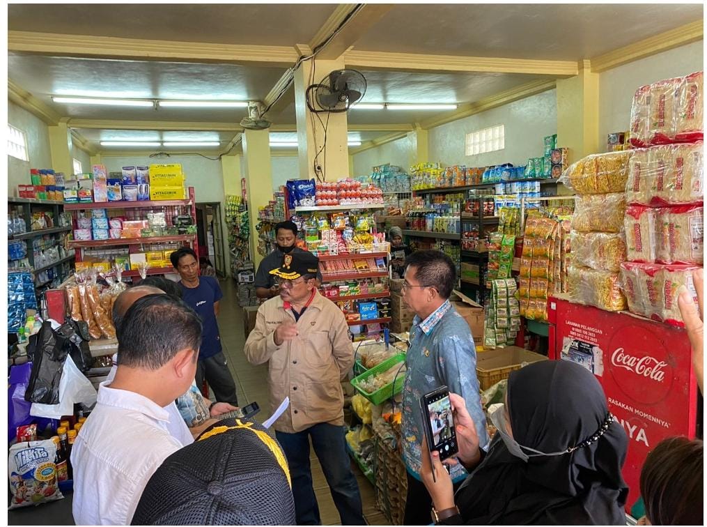 Sekda Prov. Kalteng H. Nuryakin lakukan sidak di Pasar Pelita dan distributor bahan pokok di Puruk Cahu, Kabupaten Murung Raya, Jumat (24/3/2023). Foto : Ist