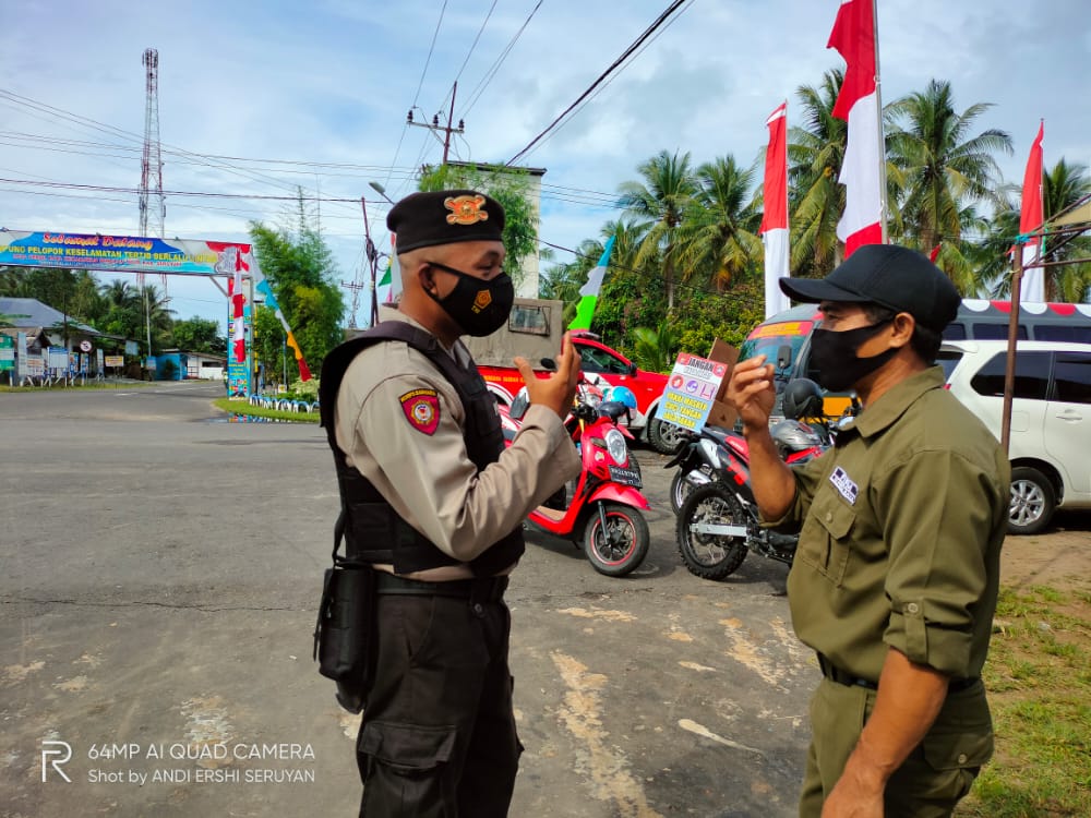 Polsek Seruyan Hilir melaksanakan Operasi Yustisi kepada masyarakat yang sedang melaksanakan aktifitas di luar rumah di Desa Persil Raya, Rabu (24/03/2021). Foto : Tbn