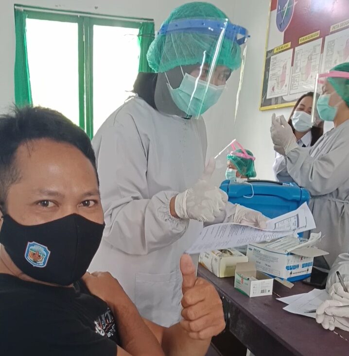 Sejumlah wartawan di Puruk Cahu Kabupaten Murung Raya menerima vaksin tahap kedua, Rabu (24/3/2021). Foto : Kpl