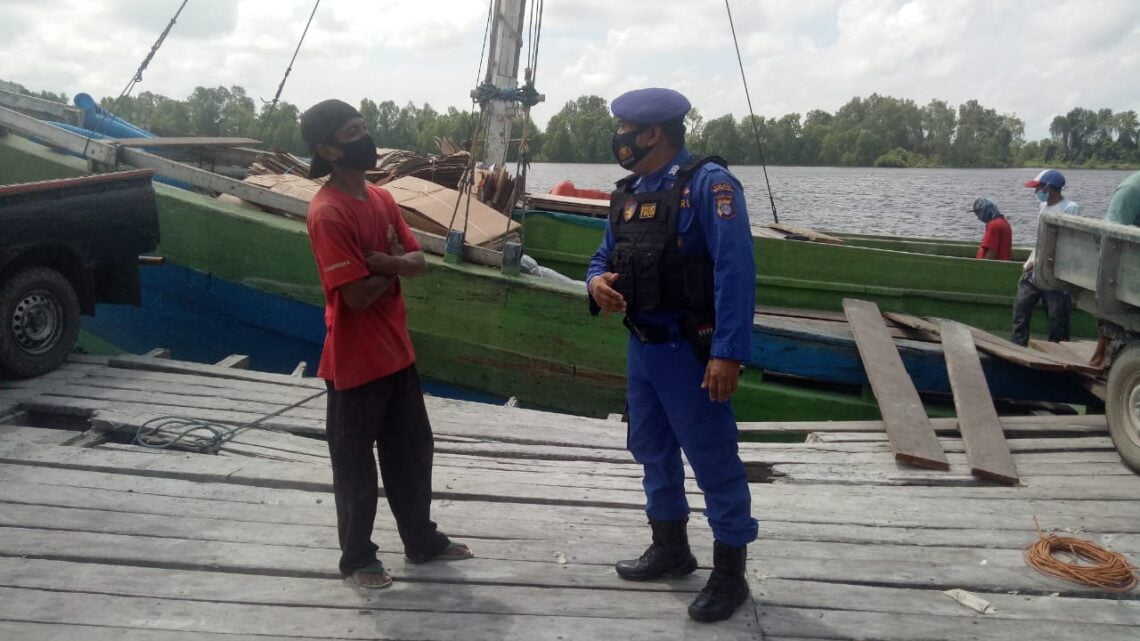 personil Satpolairud Polres Seruyan melaksanakan kegiatan Patroli  dan Sambang masyarakat pesisir di sekitar Dermaga Bongkar muat Kuala Pembuang Kec. Seruyan Hilir Kab. Seruyan, Sabtu (24/4/2021). Foto : TN