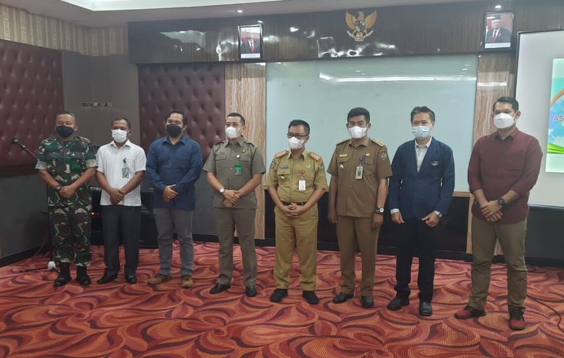 Staf Ahli Gubernur Bidang Pemerintahan, Hukum dan Politik, Herson B Aden, Kadis Kominfo Santik Agus Siswadi, Sekjen AMSI Pusat Wahyu Dhyatmika  dan Ketua AMSI Kalteng Hairil Supriadi foto bersama usai pelantikan AMSI Wilayah Kalteng, Selasa (24/5/2022). Foto : Ist