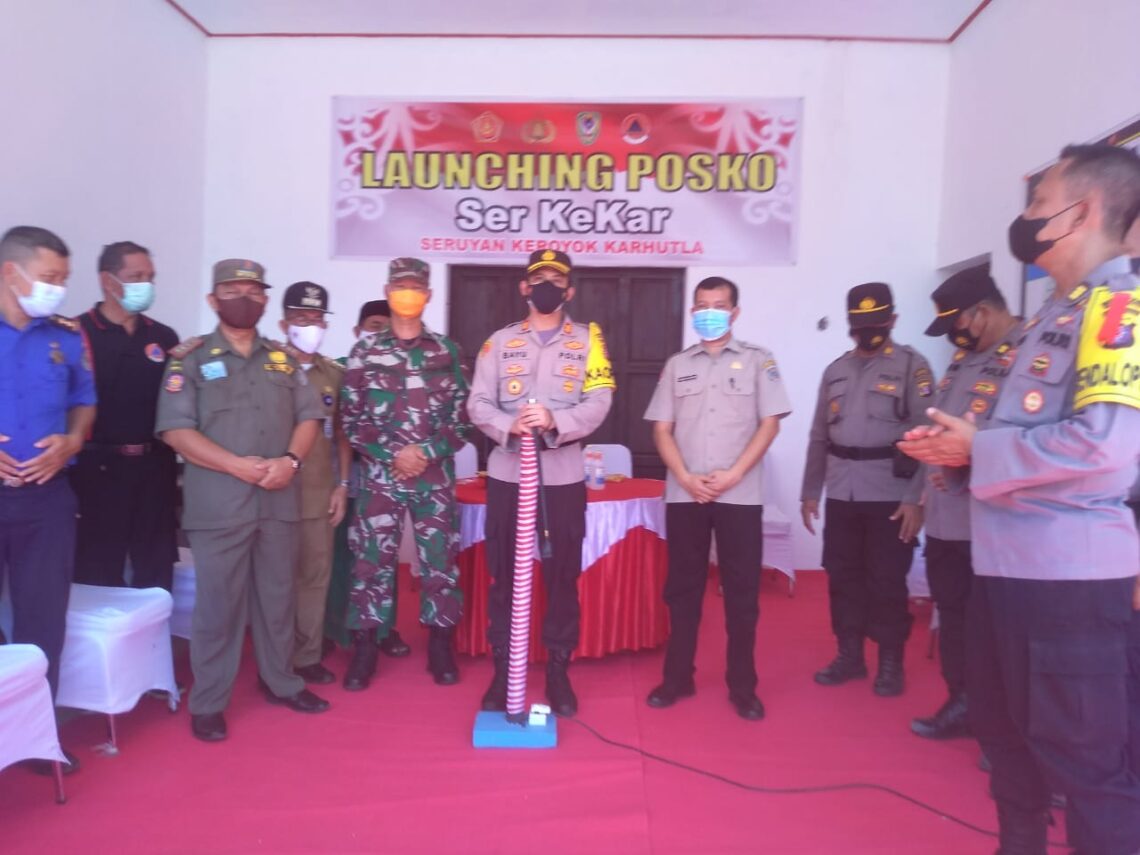 Kapolres Seruyan AKBP Bayu Wicaksono, S.H., S.I.K., M.Si., bertempat di Km. 16 Jl. Raya Pematang Panjang (Kuala Pembuang-Sampit) Desa Sei Bakau Kecamatan Seruyan Hilir Timur dilaksanakan kegiatan Launching Posko Serkekar (Seruyan Keroyok Karhutla), Senin (24/5/21) siang. Foto : Tbn