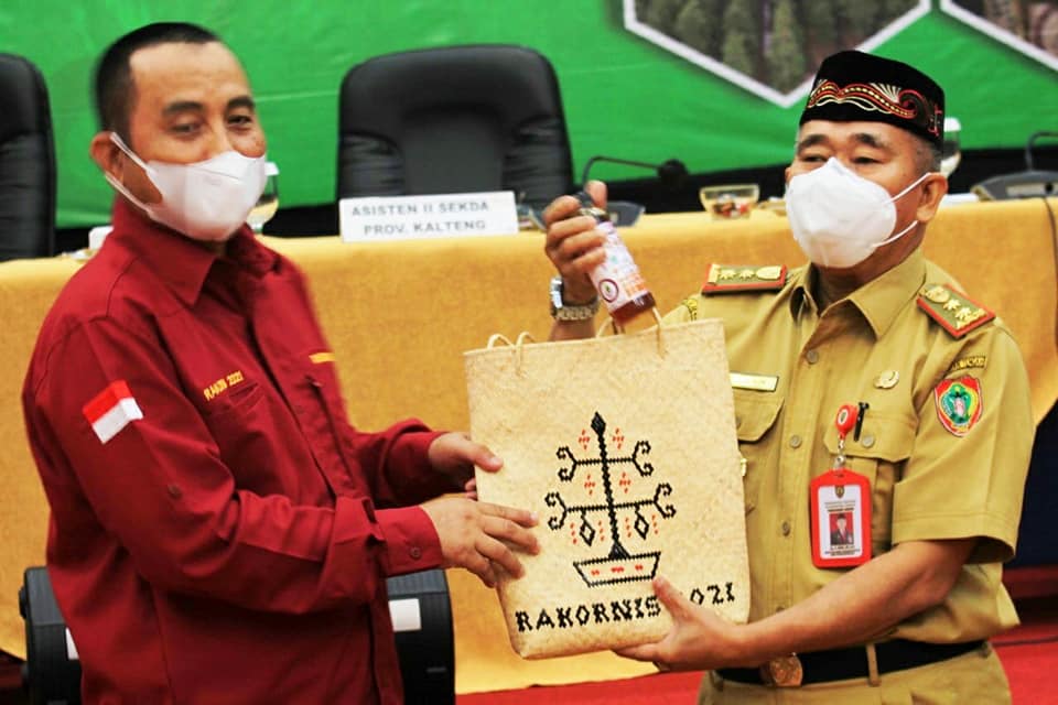 Asisten Bidang Perekonomian dan Pembangunan, Nurul Edy mewakili Sekretaris Daerah Fahrizal Fitri membuka Rapat Koordinasi Teknis (Rakornis) Kehutanan Provinsi Kalimantan Tengah (Kalteng) di Hotel M Bahalap, Palangka Raya, Senin (24/05/2021). Foto : Ist