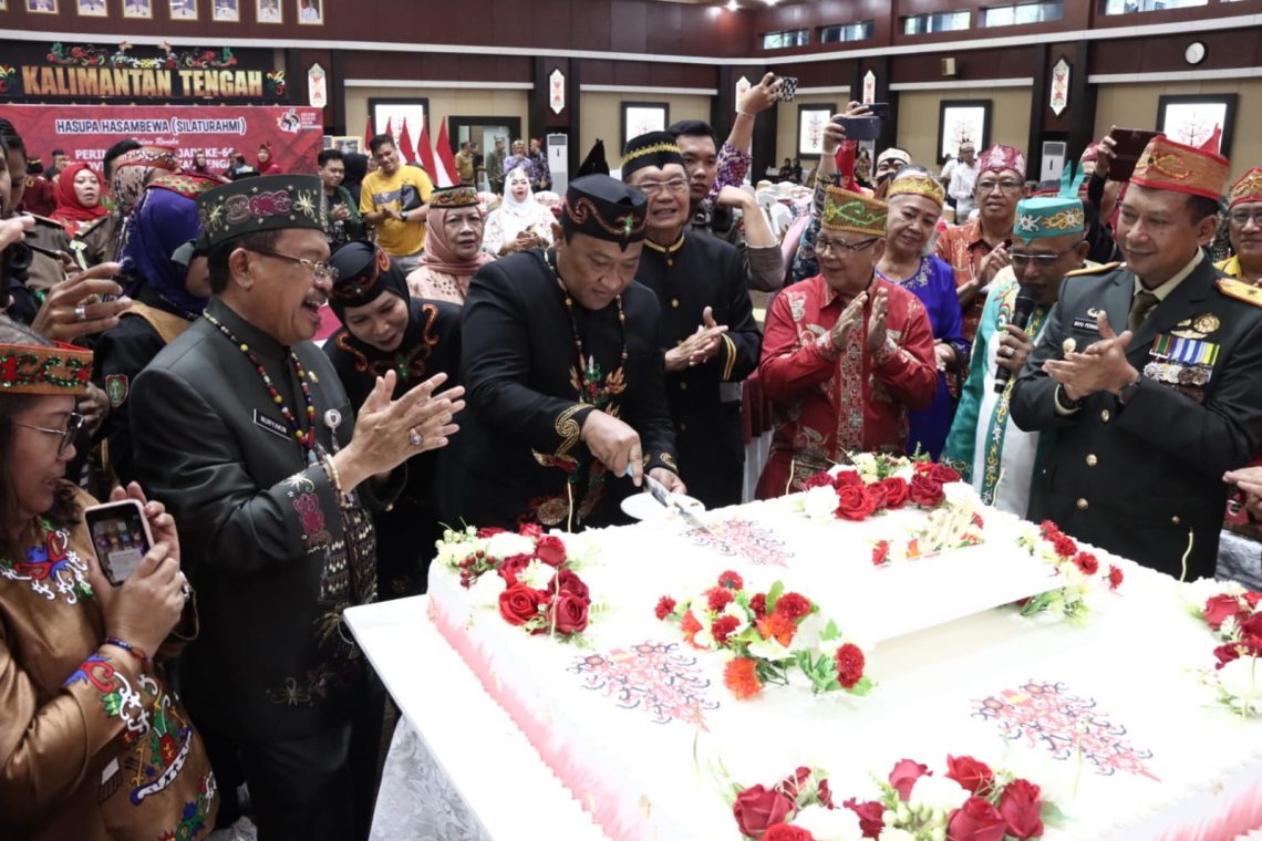 Wagub Kalteng H. Edy Pratowo saat memotong kue Peringatan Hari Jadi ke-66 Prov. Kalteng