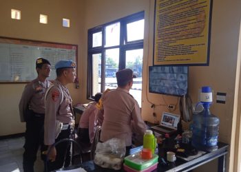 Anggota Propam Melaksanakan Pengecekan dan Penulisan Daftar Nama Tahanan