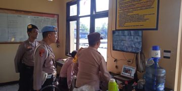 Anggota Propam Melaksanakan Pengecekan dan Penulisan Daftar Nama Tahanan