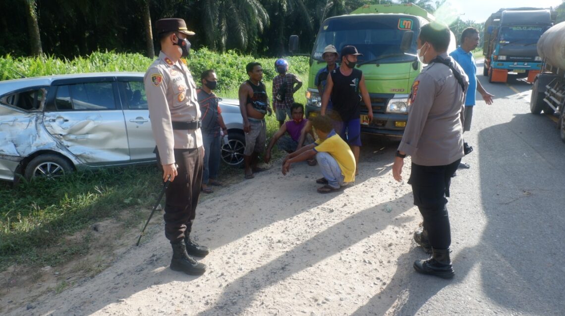Kapolres Seruyan AKBP Bayu Wicaksono, S.H., S.I.K., M.Si menyaksikan kejadian laka lantas langsung turun tangan mengatur lalu lintas di daerah setempat, Senin (24/5/2021). Foto : Tbn