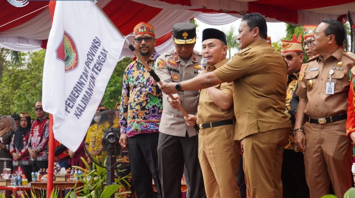 Tampak Gubernur Kalteng Sugianto Sabran melepas peserta Karnaval Budaya FBIM 2023 di Palangka Raya, Rabu (24/5/2023). Foto : Ist/BA