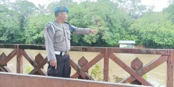 Antisipasi Banjir, Polsek Serhul Selalu melakukan Pengecekan Debit Air Sungai