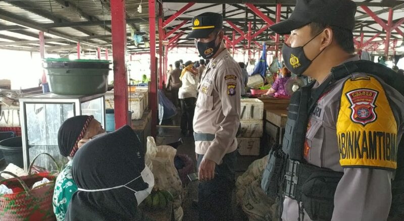 Personel Polres Seruyan setiap saat melaksanakan patroli dialogis mengajak masyarakat untuk mematuhi Protokol Kesehatan di wilayah Kecamatan Seruyan Hilir, Kabupaten Seruyan, Provinsi Kalimantan Tengah, Senin (24/05/2021) Pukul 09.00 Wib.Foto : Tbn