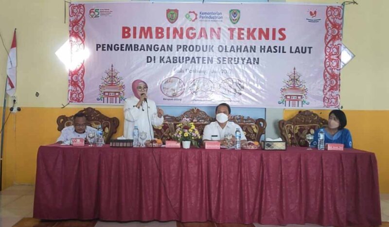 Kepala Dinas Perdagangan dan Perindustrian Prov. Kalteng Aster Bonawaty saat menyampaikan sambutannya