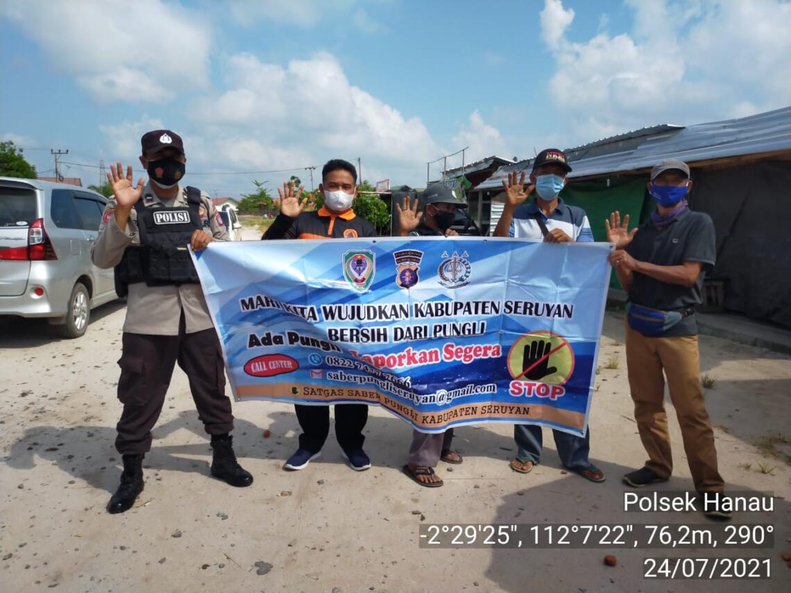 Polsek Hanau melakukan himbauan Kamtibmas kepada masyarakat untuk mensosialisasikan tentang Sapu Bersih Pungutan Liar (Saber Pungli) di Kecamatan Pembuang Hulu Kabupaten Seruyan, Sabtu (24/07/2021). Foto : Tbn