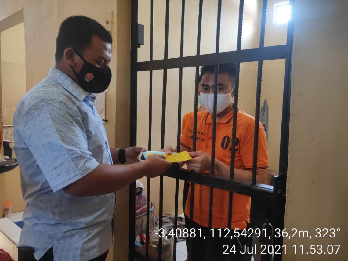 Sat Tahti Polres Seruyan melakukan tindakan cepat dalam menangani penyebaran virus Covid-19. Salah satunya dengan melaksanakan kegiatan pembagian vitamin, masker dan sabun di Rutan Polres Seruyan. Foto : Tbn