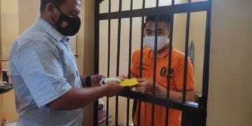 Sat Tahti Polres Seruyan Bagikan Masker, Vitamin dan Sabun Untuk Tahanan