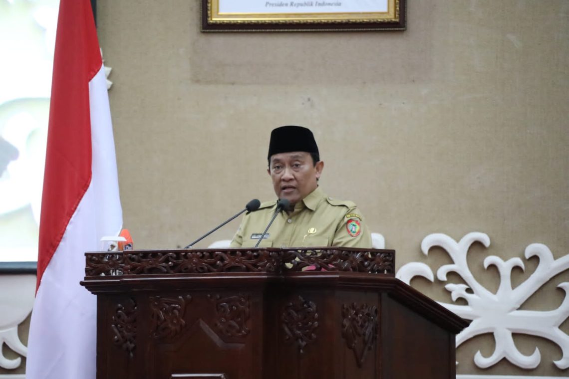 Wakil Gubernur Kalteng H. Edy Pratowo saat melakukan Penandatanganan Berita Acara Persetujuan bersama Pimpinan DPRD Prov. Kalteng terhadap Raperda Prov. Kalteng tentang Pertanggungjawaban Pelaksanaan APBD Prov. Kalteng Tahun Anggaran 2022