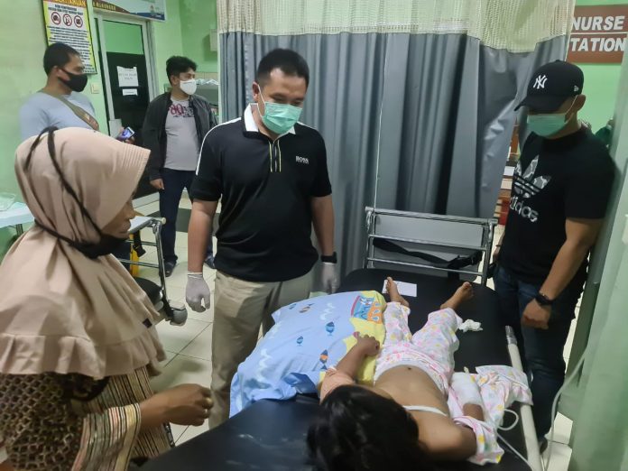 Anak Ls dirawat di RS dr Murjani Sampit saat dipantau Kapolres Kotim, AKBP Abdul Haris Jakin. Foto : Tbn