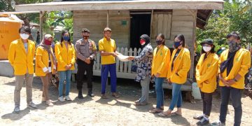 Lagi, Peduli Masyarakat Kurang Mampu Bhabinkamtibmas Polsek Sebangau Kuala Bagi Sembako