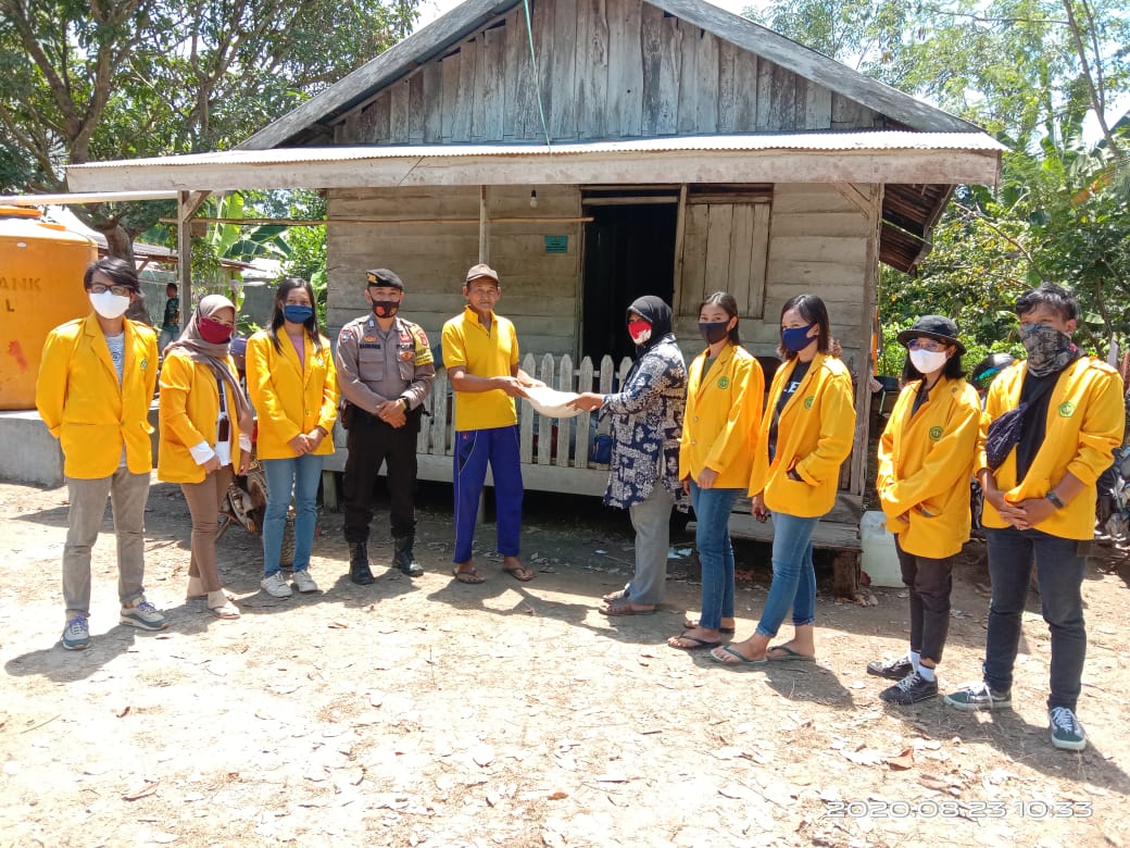 Bhabinkamtibmas Desa Sebangau Jaya, memberikan bantuan yang berupa sembako beras 10 kg kepada 30 orang warga kurang mampu yang terdampak oleh Pandemi Virus Covid-19. Foto : To