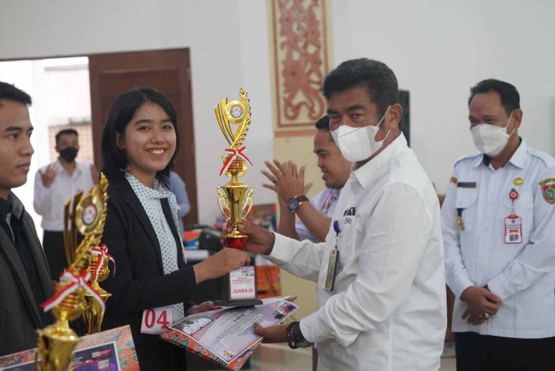 Kepala Diskominfosantik Prov. Kalteng Agus Siswadi saat menyerahkan Piala kepada para pemenang lomba