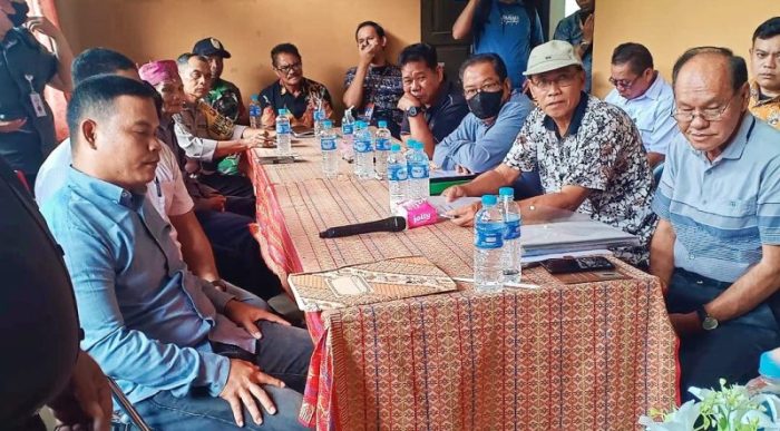 Kepala Kejaksaan Negeri (Kejari) Kota Palangka Raya, Andi Murji, menggelar mediasi keadilan restoratif (RJ) antara dua belah pihak yang berselisih dalam batas antara Kelurahan Kalampangan dan Kelurahan Sabaru, di ruang Rumah Restorative Justice, Kantor Kelurahan Kalampangan, Kamis (24/82023), Foto : Mad