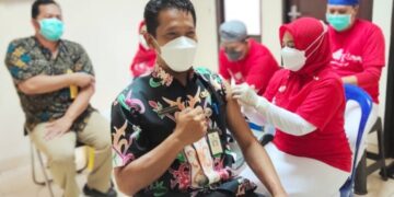 Nakes RSUD dr. H. Soemarno Sosroatmodjo Kuala Kapuas Terima Vaksinasi Booster