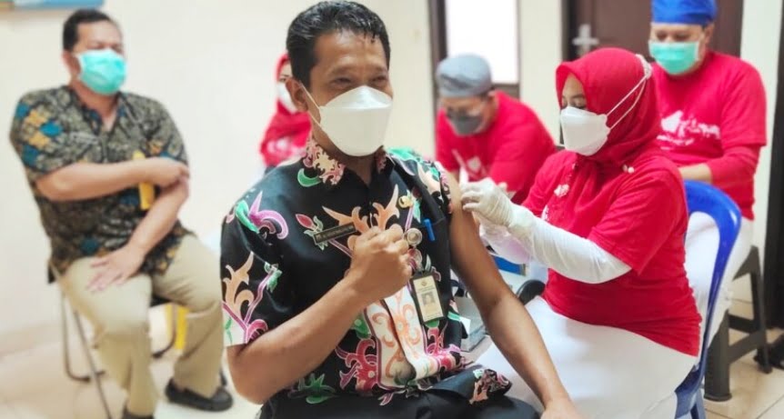 Direktur RSUD dr. Soemarno Sosroadmodjo Kuala Kapuas, dr. Agus Waluyo ketika menerima vaksin booster. Foto : Lg