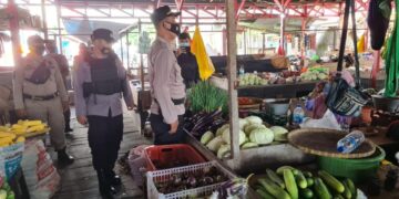 Patroli gabungan Kegiatan Rutin Yang Ditingkatkan (KRYD) bertajuk tim Yustisi ke Pasar Saik Kuala Pembuang di Kabupaten Seruyan, Selasa, (24/08/2021).